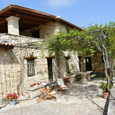 Eri Traditional House Hébergement de vacances