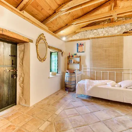 Сasa de vacaciones Eri Traditional House *