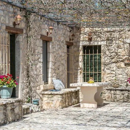 Vakantiehuis Eri Traditional House