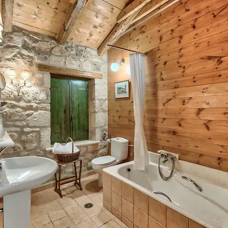 Eri Traditional House Vakantiehuis