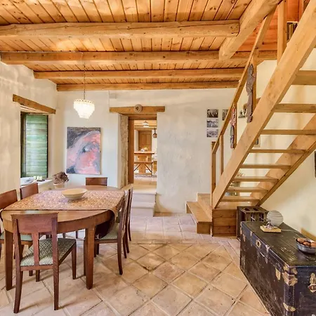 Vakantiehuis Eri Traditional House *