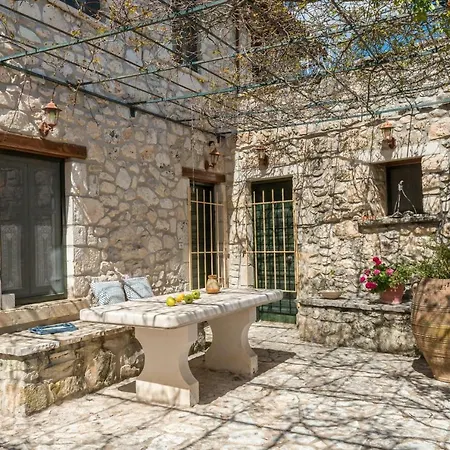 Vakantiehuis Eri Traditional House